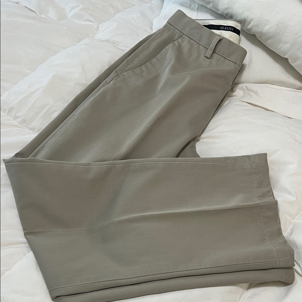 Alfani Men's  100% Cotton Pants in Khaki 33x30 
Nice pants !